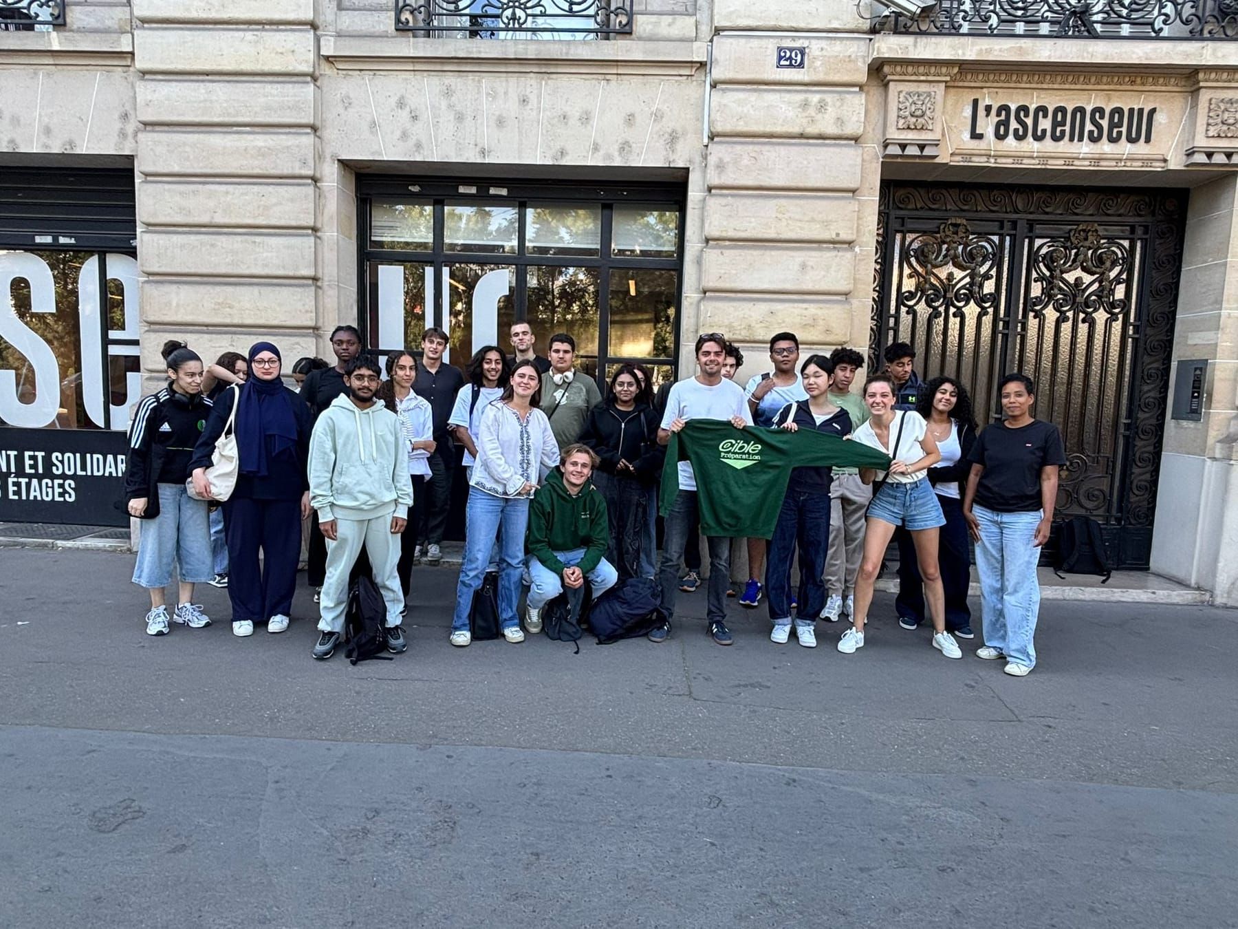 Photo de groupe des élèves et des cibleurs de la semaine de pré-rentrée dans la rue