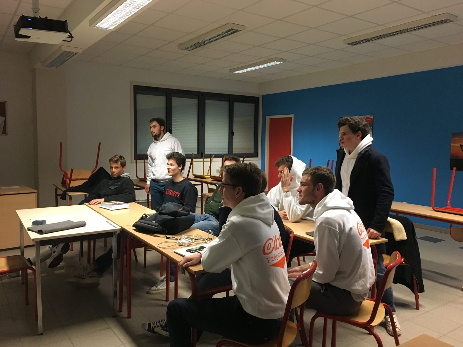 Salle de classe pendant le stage, élèves et cibleurs en sweats blancs
